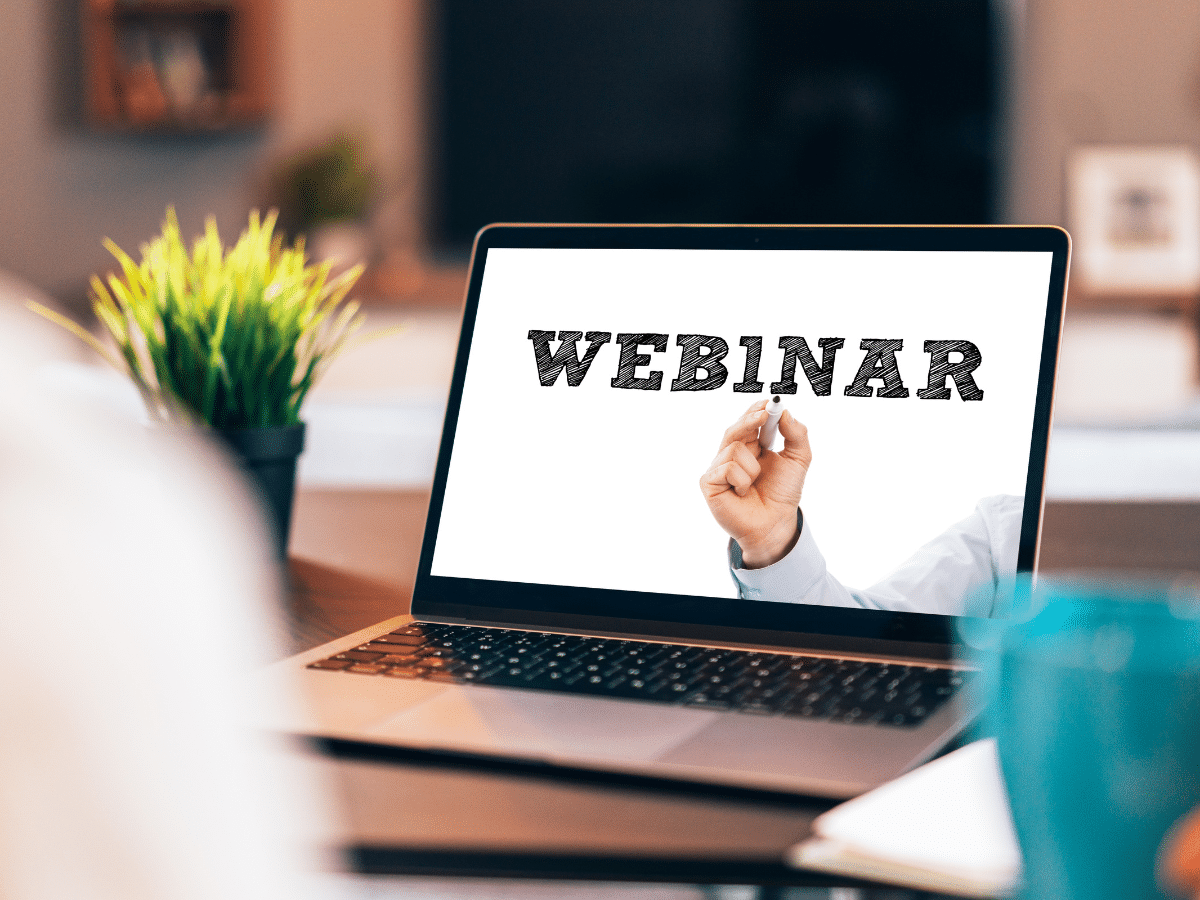 كيفية تقديم الويبينارات (الندوات عبر الإنترنت) ضمن دورتك التعليمية الإلكترونية